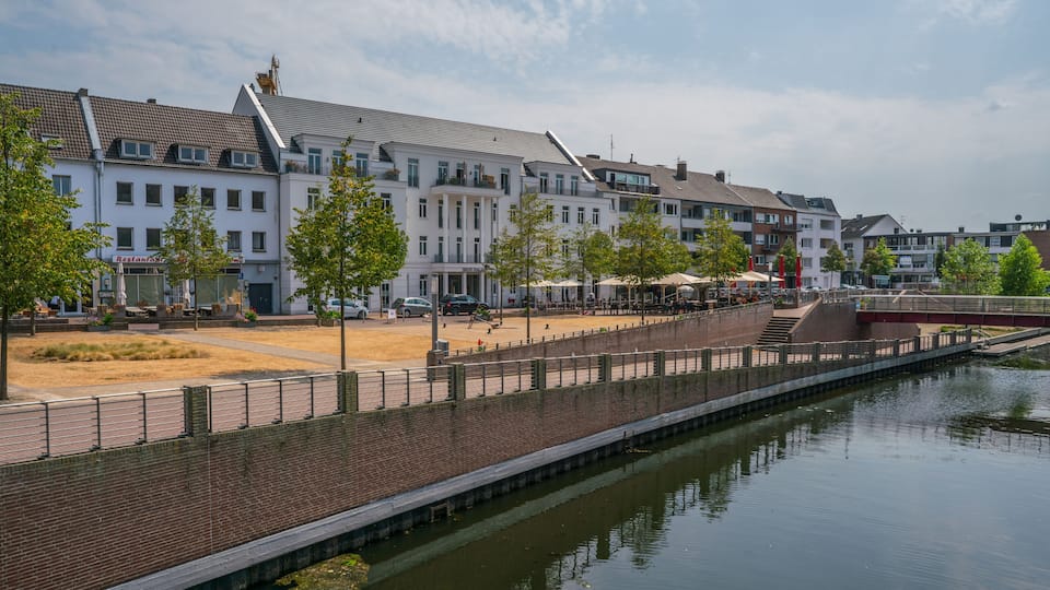 People walking at the water side of the canal in Kleve