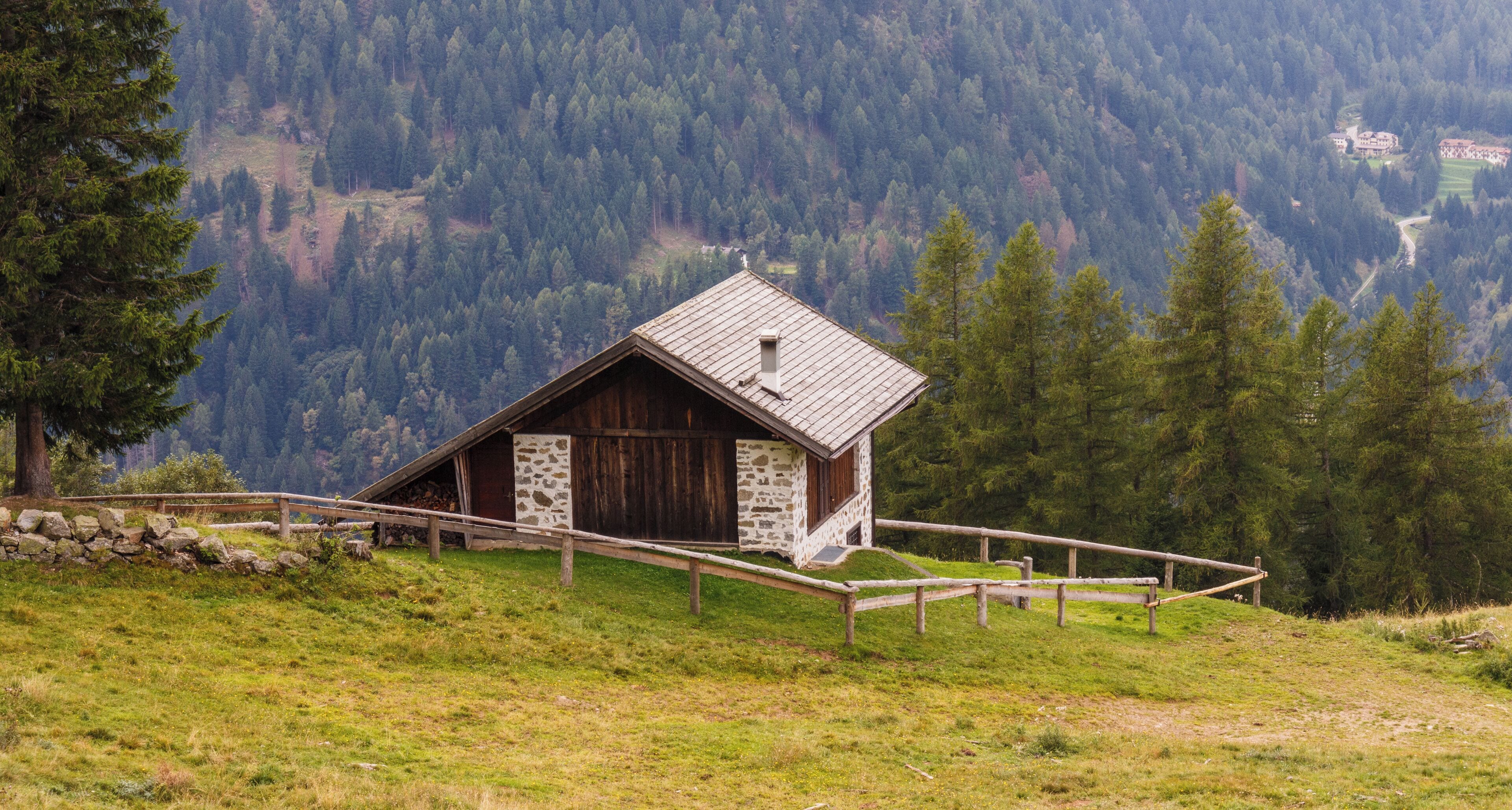 Mountain walk from Cogolo di Peio naar M.ga Levi (2015 m) in the Stelvio National Park (Italy). Farm.