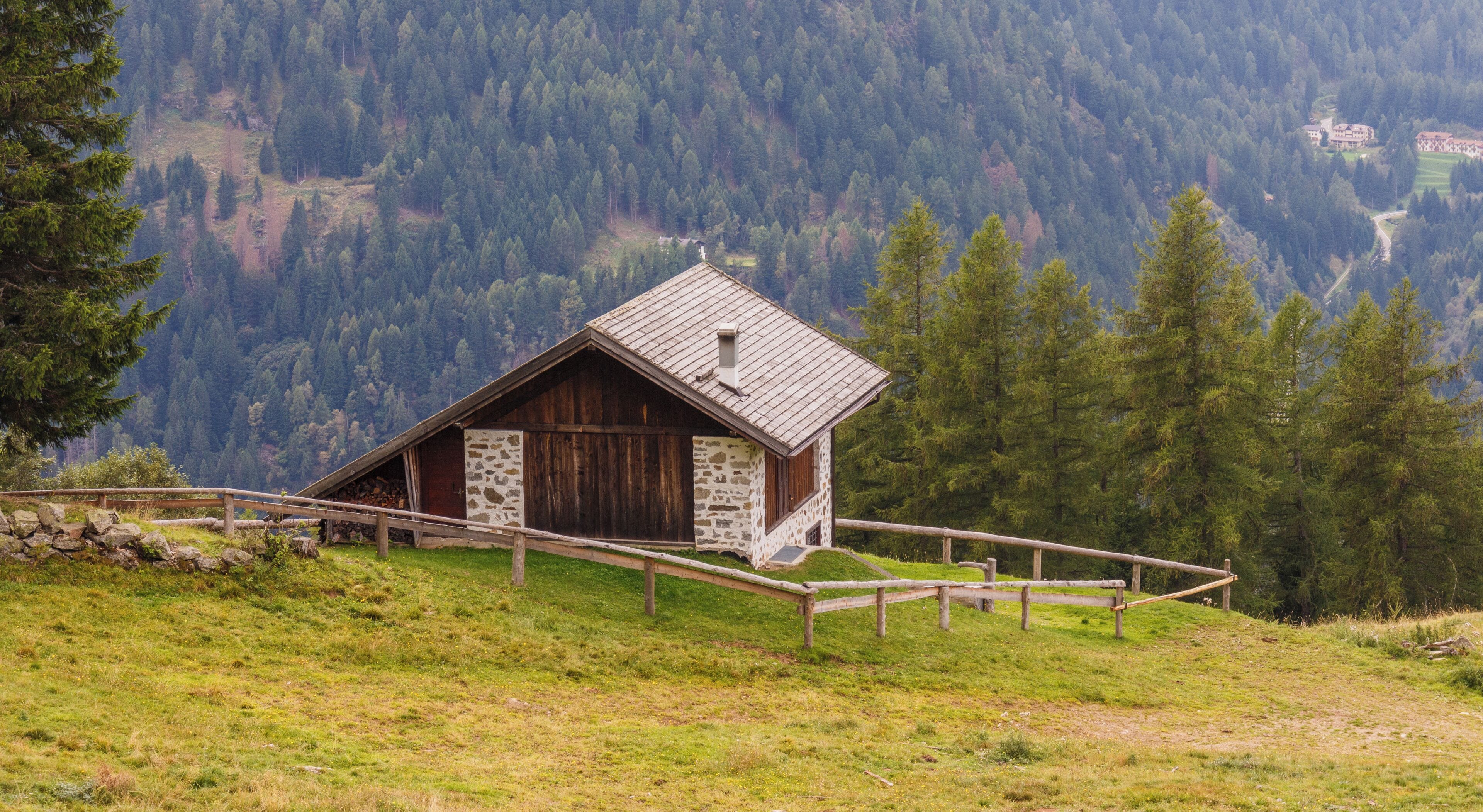 Mountain walk from Cogolo di Peio naar M.ga Levi (2015 m) in the Stelvio National Park (Italy). Farm.