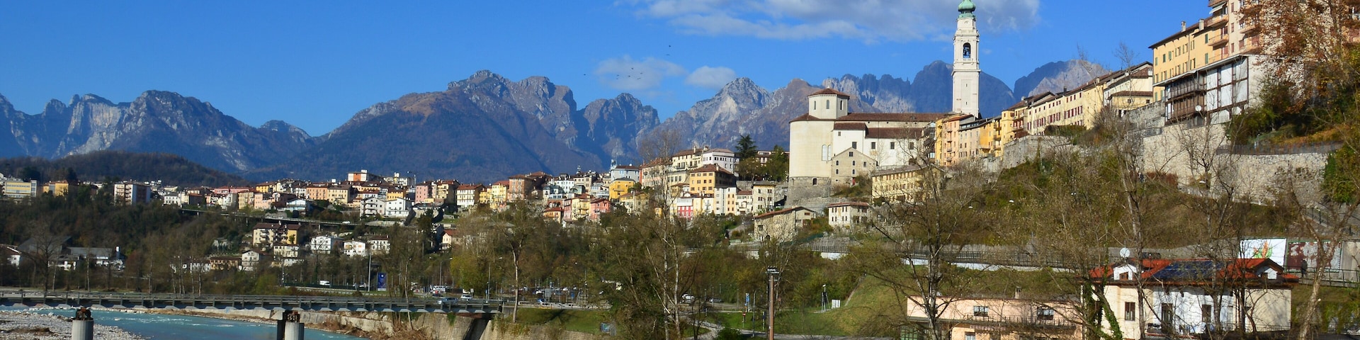 la citta di Belluno con sullo sfondo le Dolomiti