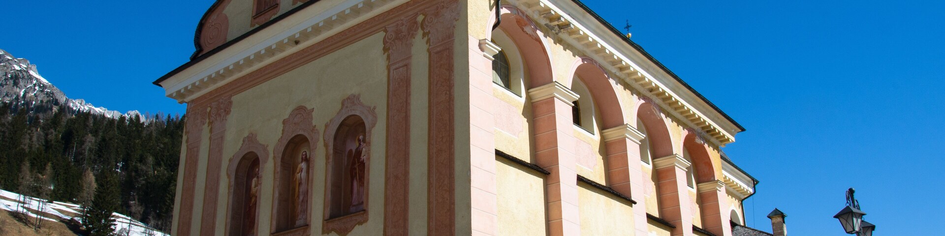 Un edificio histórico con ventanas de arco y una torre de campanas.