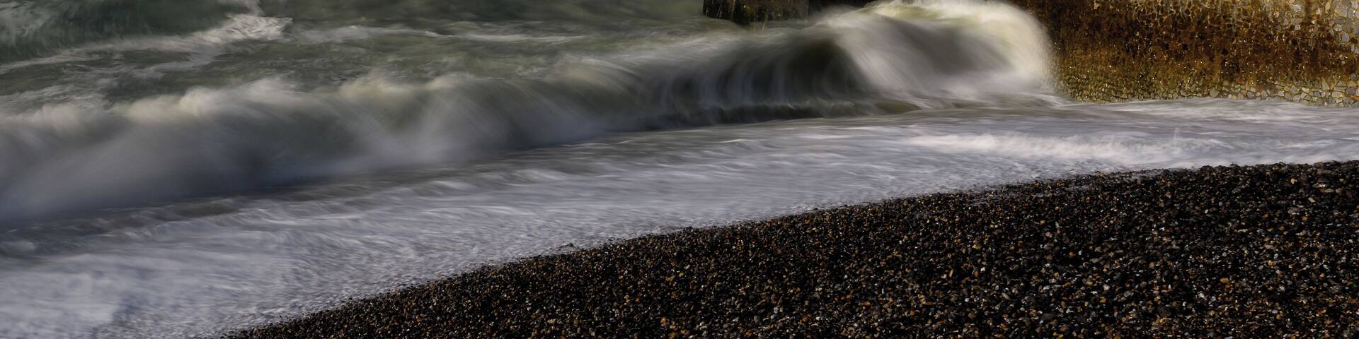 The lighthouse Tréport is located on the Normandy coast, at the end of the jetty west of the port of the locality, in Seine-Maritime, on the borders of the Somme.
The building was built in 1844 to mark the access to the port and the mouth of the canal from Eu to the sea.
The lighthouse is 14 meters high and consists of a cylindrical tower covered with white and green paint. The lighthouse has a halogen lamp and is 20 miles (37 km) long.
The lighthouse at Le Treport is automated and can not be visited. It can mark, however, a pleasant walk on the coast.
#Trovember