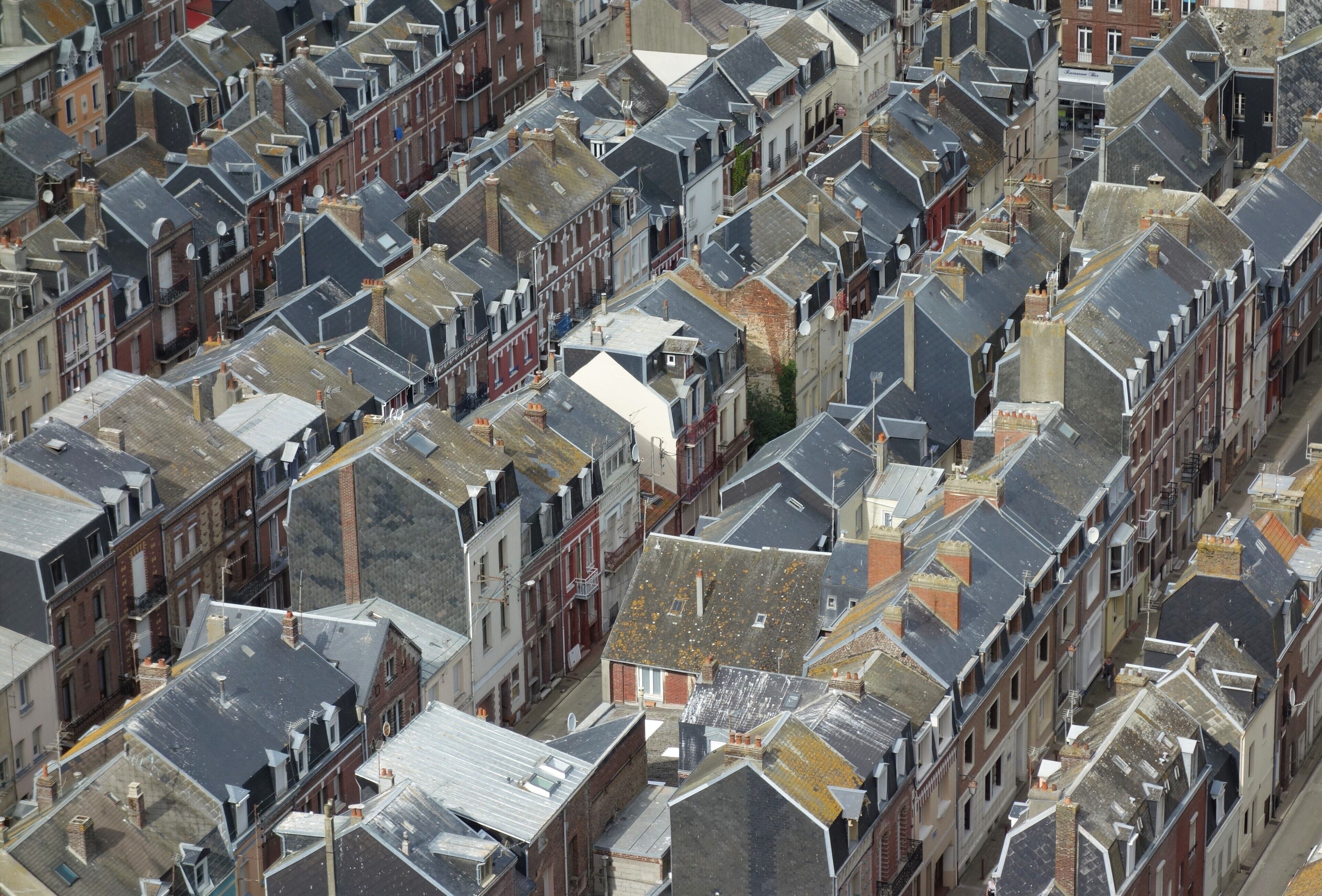 On the 106-meter high chalk cliff that casts its shadow on the coastal town Le Tréport, you look down on the slate roofs of the "quartier des Cordiers" (the quarter of the rope makers).