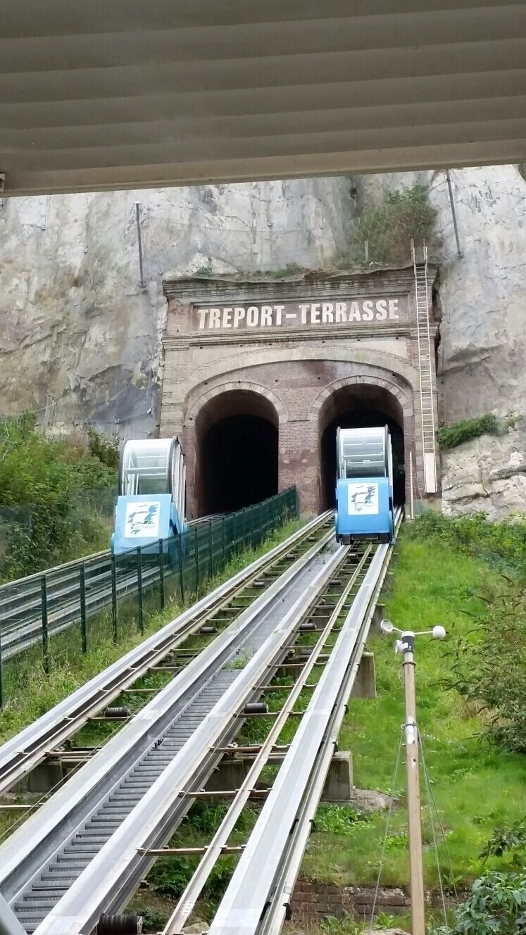 A railway tunnel with two trains entering, labeled "TREPONT-TERRASSE".
