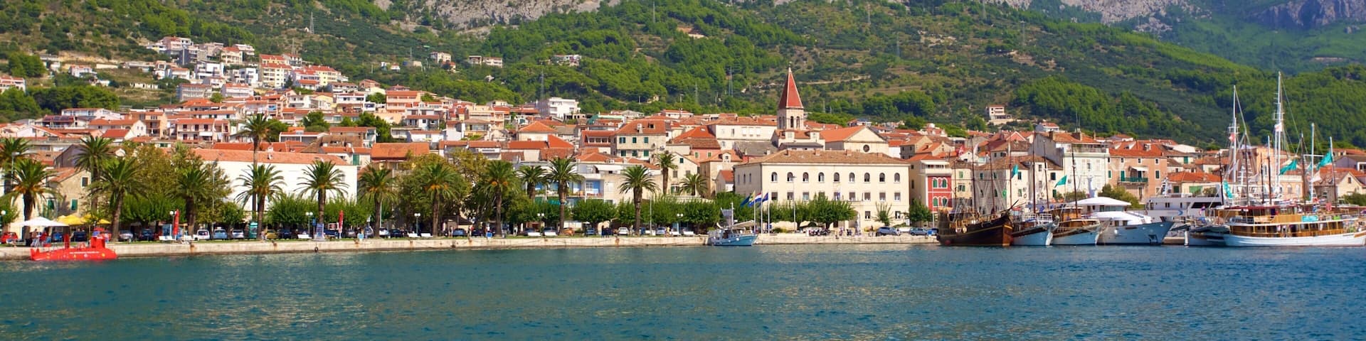 Makarska showing mountains and general coastal views