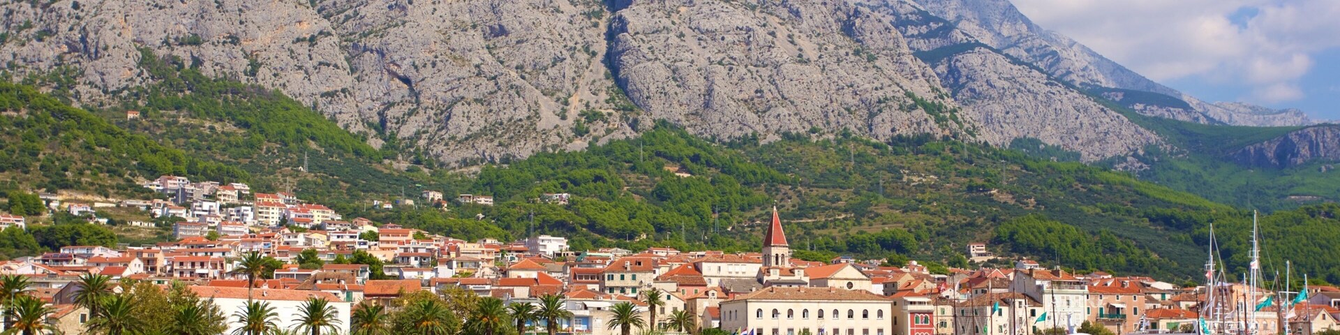 Makarska showing mountains and general coastal views