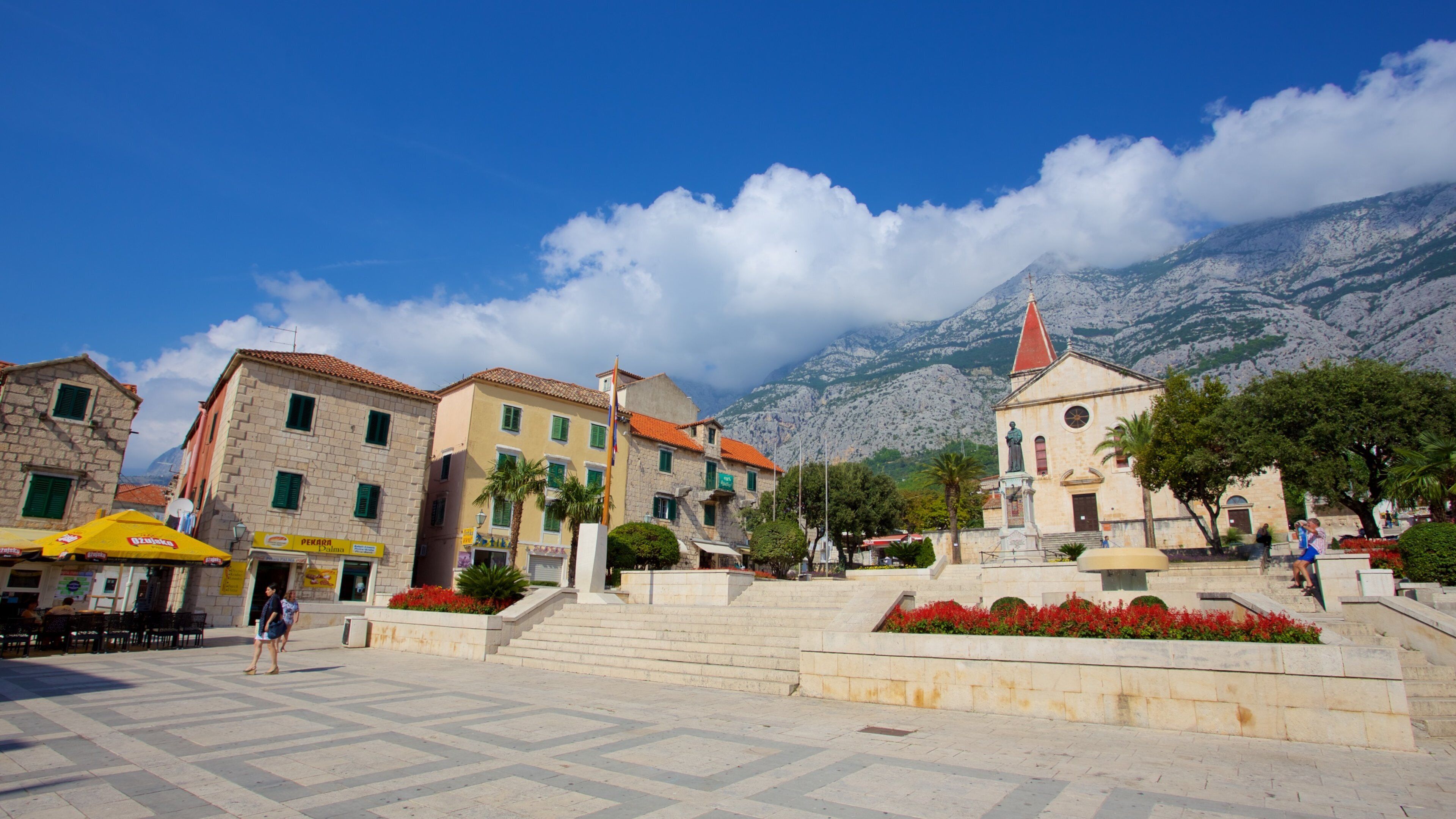 Makarska fasiliteter samt torg eller plass