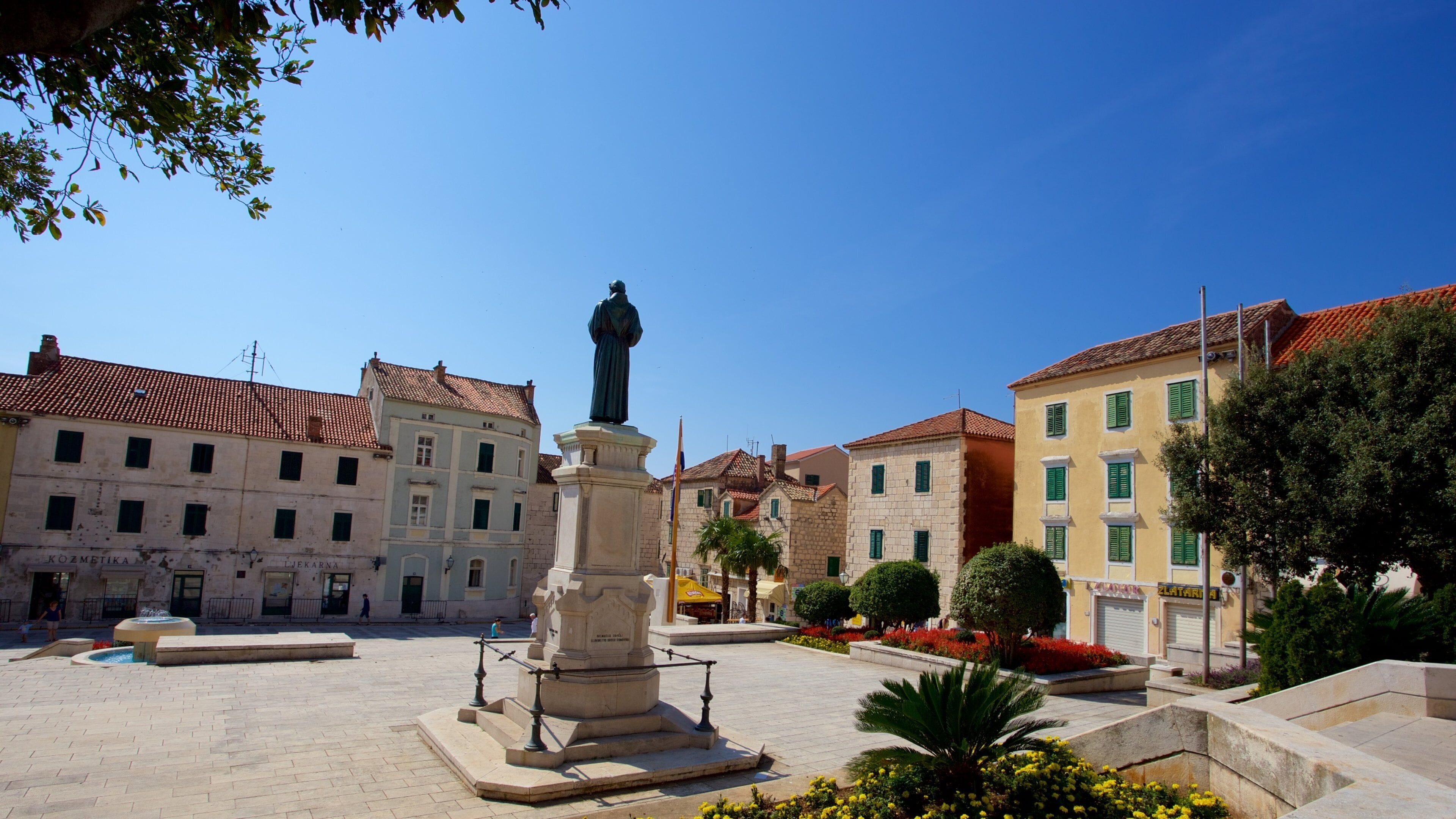 Makarska ofreciendo una estatua o escultura y un parque o plaza