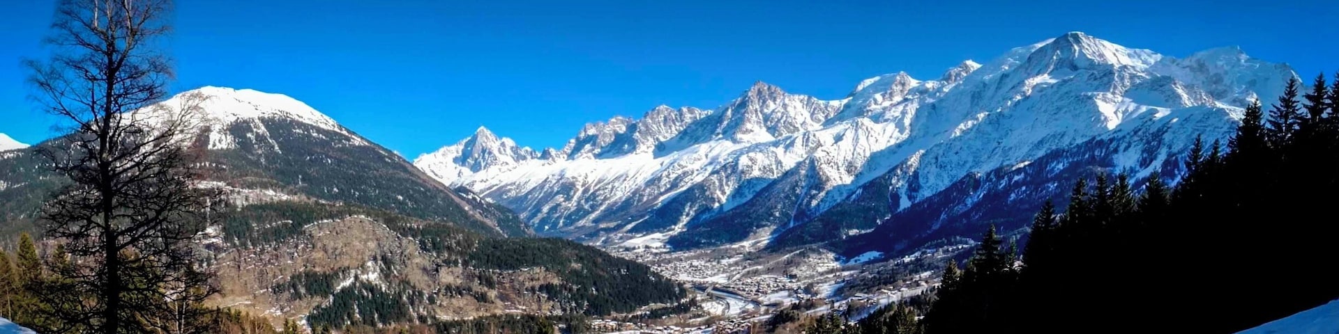 Panoramic view over Les Houches in the Chamonix valley.
#Blue
#Snow.