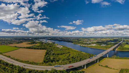 The Rader Hochbrücke crosses the A 7 federal motorway between the Rendsburg/Büdelsdorf junction and the Rendsburg interchange via Kiel Canal and "Borgstedter Enge".Kiel Canal and 2 shipyards industry