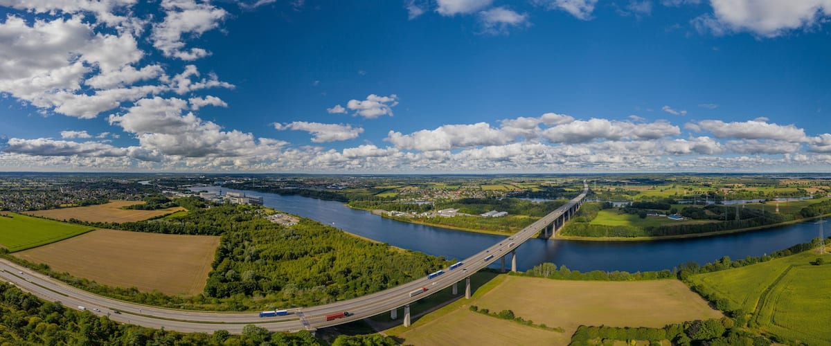 The Rader Hochbrücke crosses the A 7 federal motorway between the Rendsburg/Büdelsdorf junction and the Rendsburg interchange via Kiel Canal and "Borgstedter Enge".Kiel Canal and 2 shipyards industry