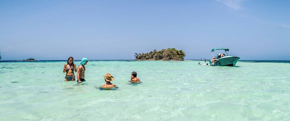 Water Caye is one of the several smaller islands located near Utila, famous for its white sands, palm trees and turquoise waters.
The fact that you can walk between the islands is just another plus.