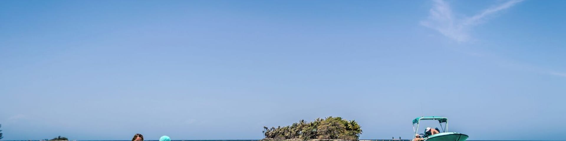 Water Caye is one of the several smaller islands located near Utila, famous for its white sands, palm trees and turquoise waters.
The fact that you can walk between the islands is just another plus.