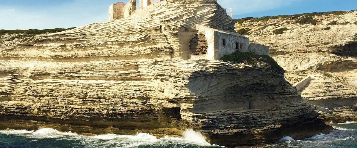 The limestone cliffs of Bonifacio, Couse-du-Sud (Corsica) are mesmerizing. The natural cuts in the layers of stone create an incredible textured look. We enjoyed a perfect day on an SPMB boat excursion to the Îles Lavezzi (Lavezzi Islands). On our return trip, the boat circled the Ile Cavallo and charted the coast past the marina, to view the Phare de la Madonetta (Madonetta Lighthouse). #InStone #limestone #Bonifacio #Corsica #lighthouse