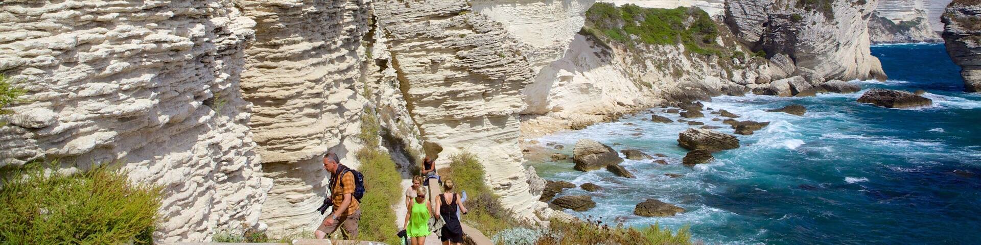 Bonifacio ofreciendo costa escarpada y senderismo o caminata