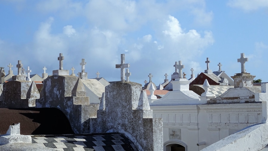 Situated on the Bosco plateau, a few steps from the Saint François Church facing the sea, the marine cemetery of Bonifacio, otherwise known as Campu Santu locally, has the reputation of being one of the most beautiful graveyards in the Mediterranean.
#BVSBlue