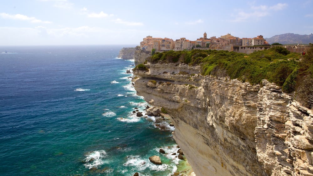Une ville côtière dont les bâtiments sont adossés à une falaise surplombant la mer.