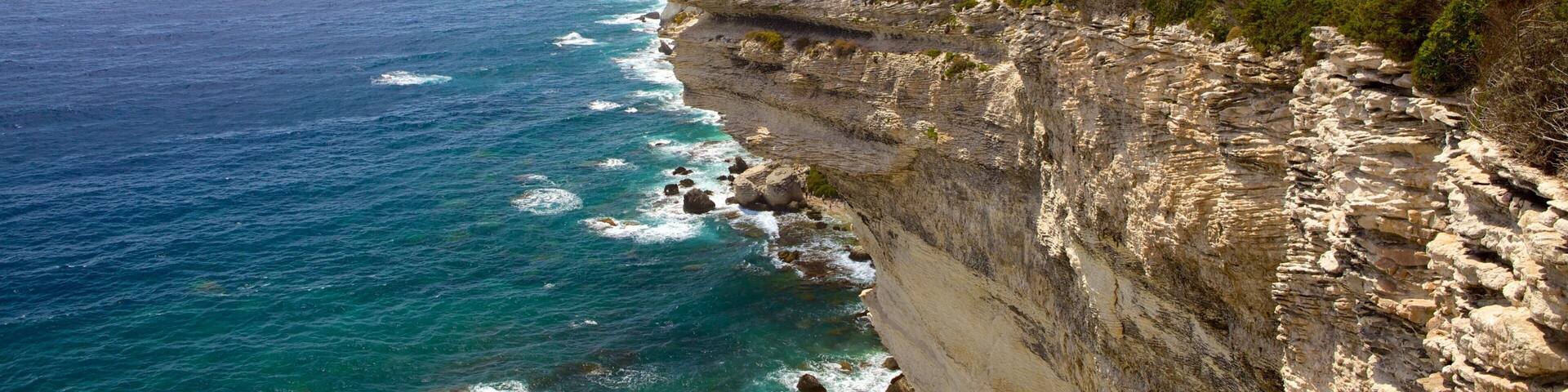 博尼法西奧 其中包括 多岩石的海岸線 和 海邊城市