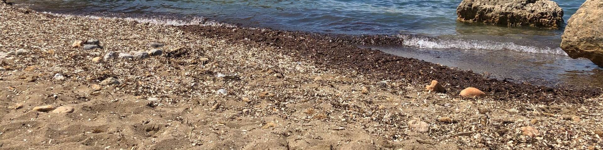 Even on a lovely Sunday the beach wasnât too packed, though clearly itâs popular. Lovely views