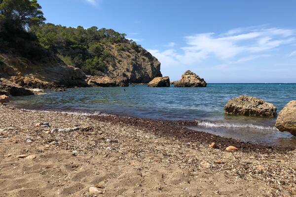 Even on a lovely Sunday the beach wasnât too packed, though clearly itâs popular. Lovely views