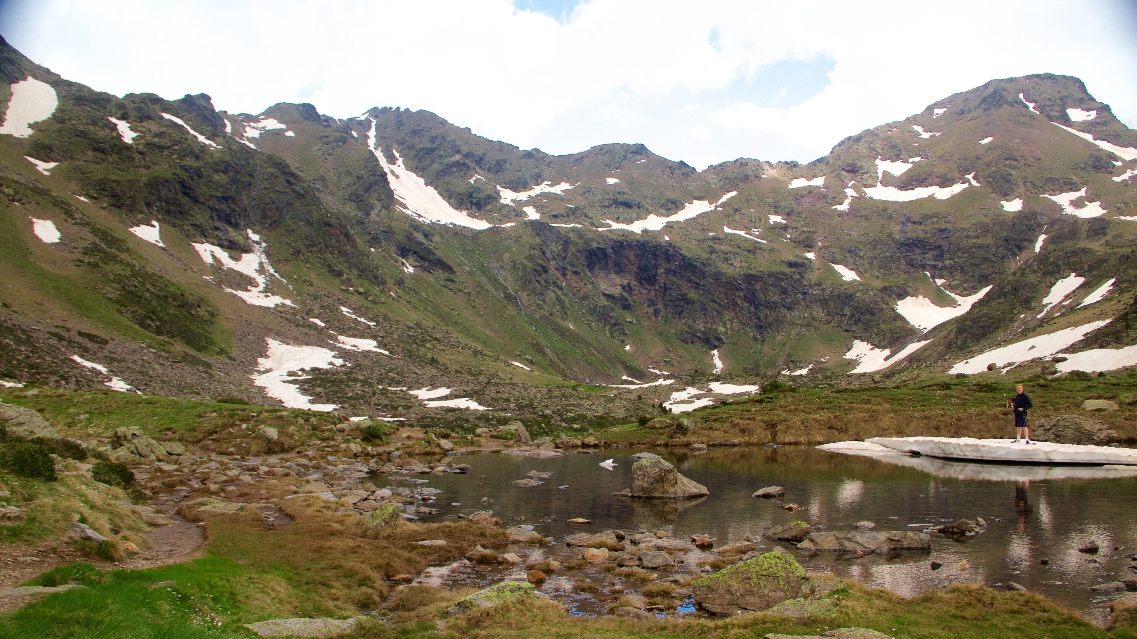 El Serrat ofreciendo montañas, un lago o abrevadero y un barranco o cañón