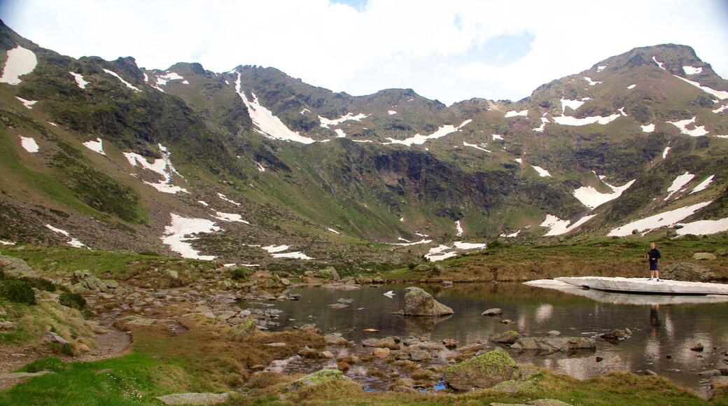 El Serrat ofreciendo montañas, un lago o abrevadero y un barranco o cañón