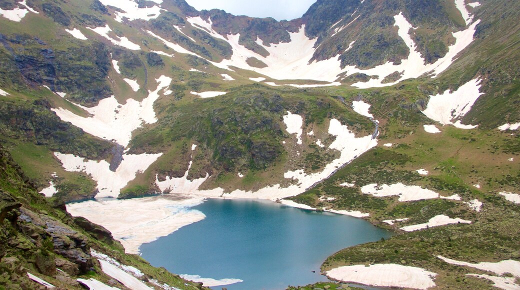 El Serrat fasiliteter samt kløft eller juv, fjell og innsjø