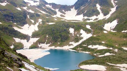 El Serrat que incluye un lago o abrevadero, montañas y un barranco o cañón