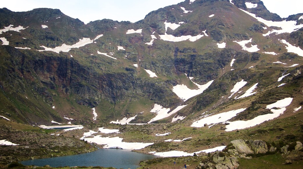 El Serrat que inclui montanhas, um lago ou charco e cenas tranquilas