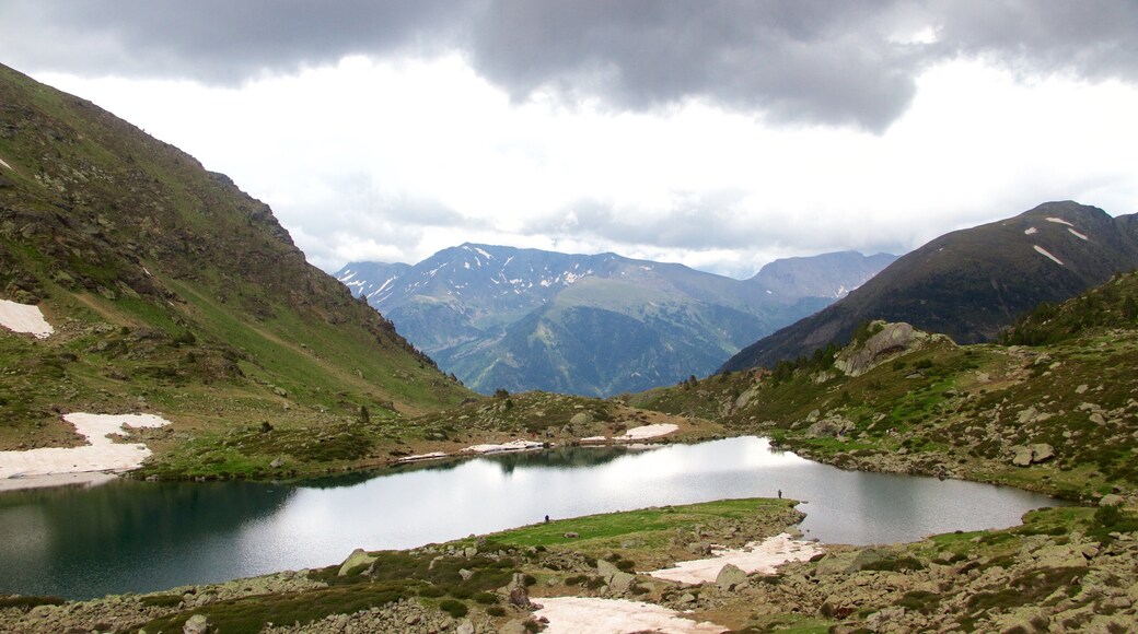 El Serrat som viser innsjø, kløft eller juv og fjell