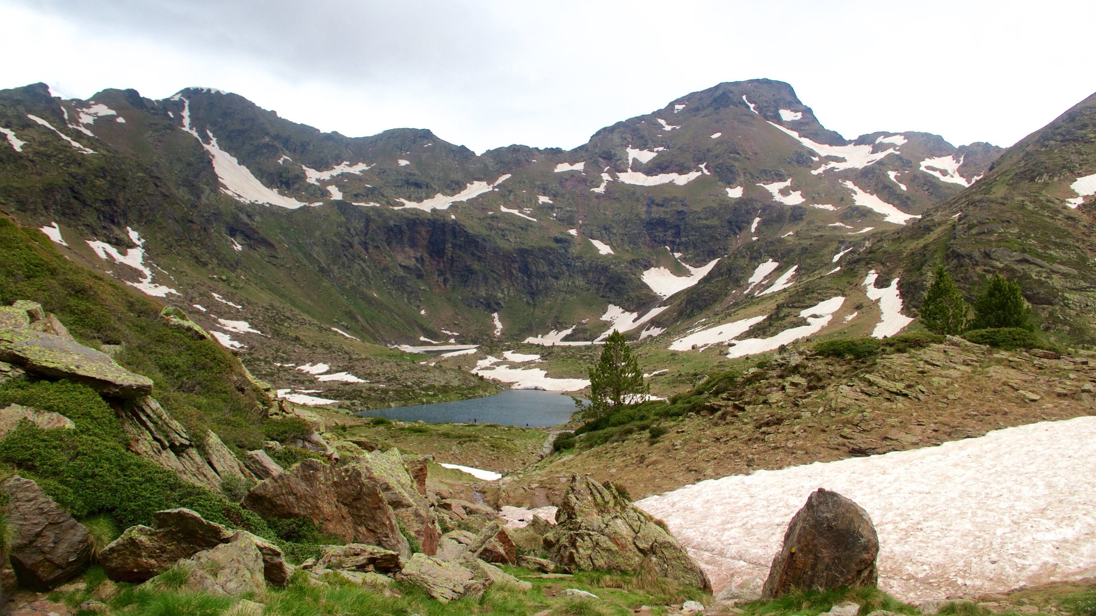 El Serrat que inclui um desfiladeiro ou canyon, um lago ou charco e montanhas