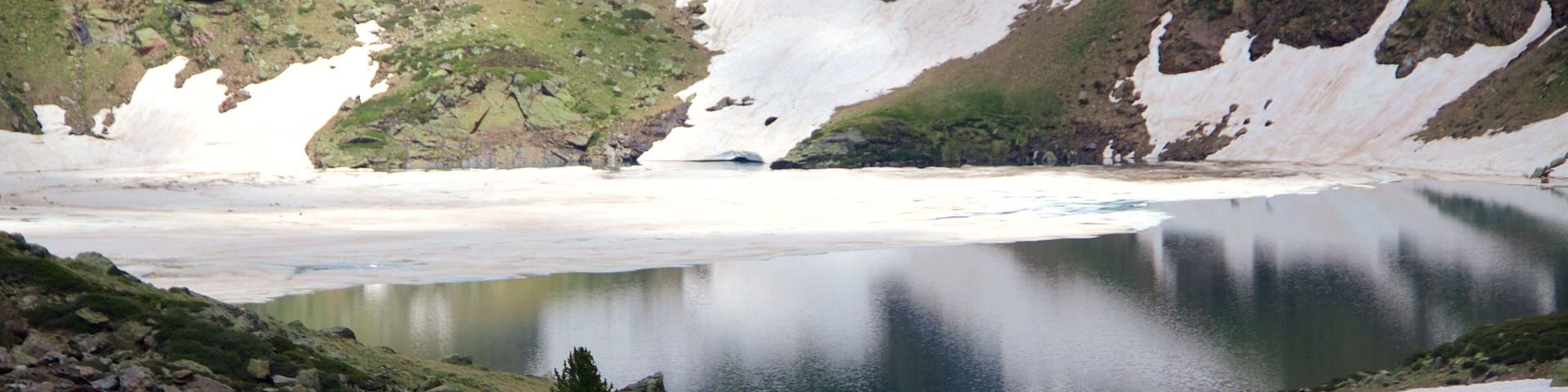 El Serrat which includes a lake or waterhole