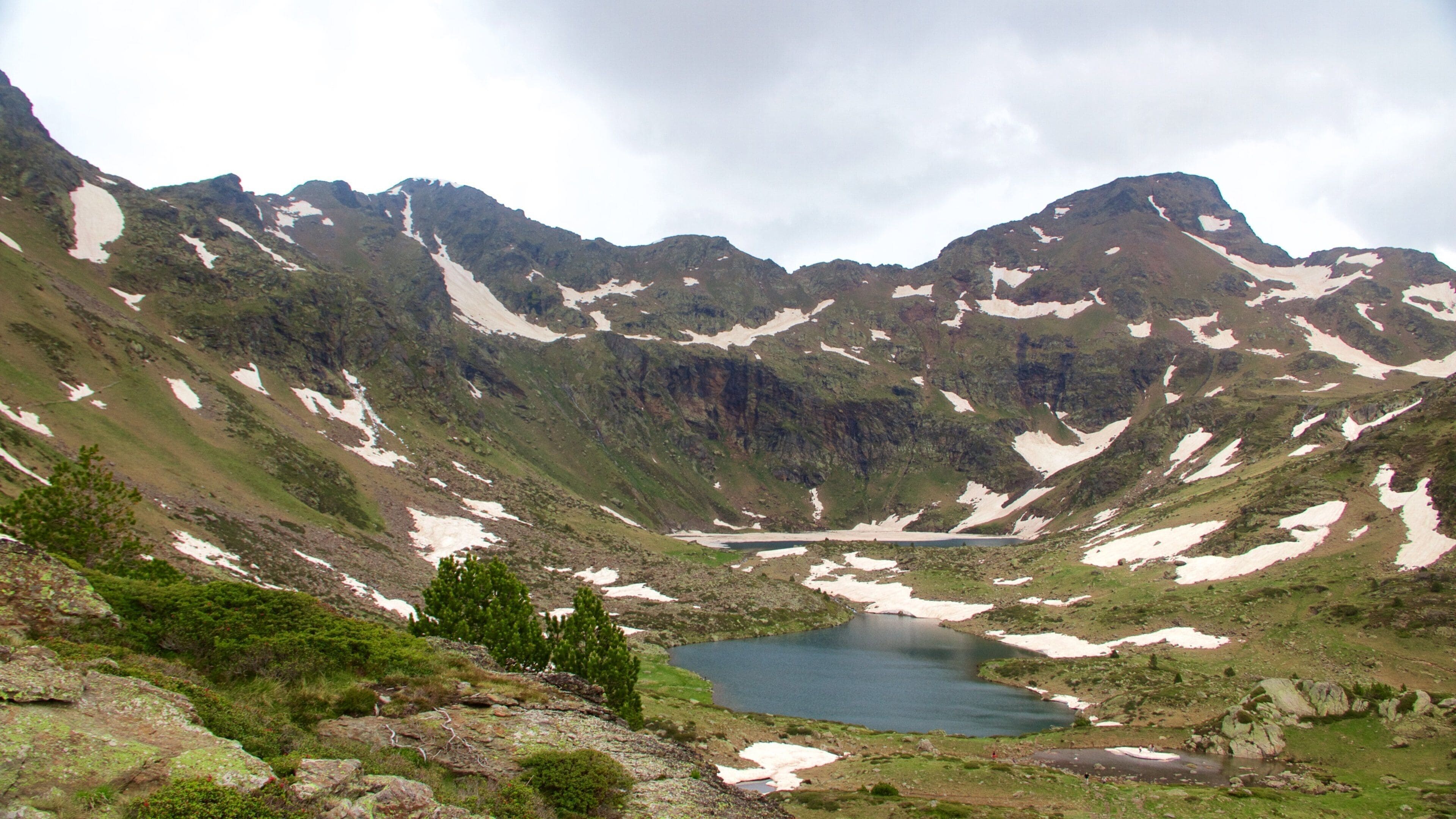 Andorre mettant en vedette paysages paisibles, montagnes et neige