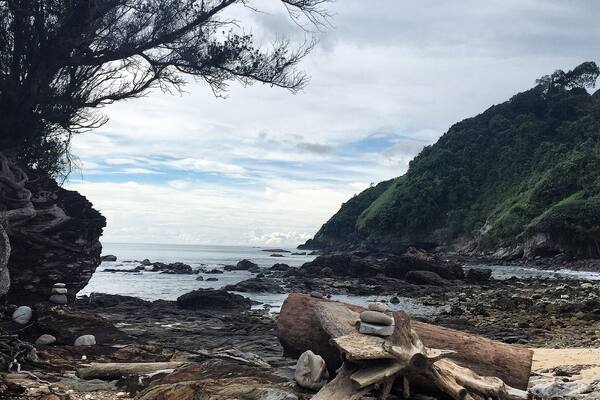 Hiking in Ko Lanta National Park between monkeys and tropical forest trees. Cost of the entry is not so expensive and you'll be free to relax on the beach, to practice some outside yoga or to hick the forest or the rocks by walk, all the day. Be careful from the monkeys which are freely walking in the Park, but which can become a little bit agressive if you stay to close from them.
#beachbound