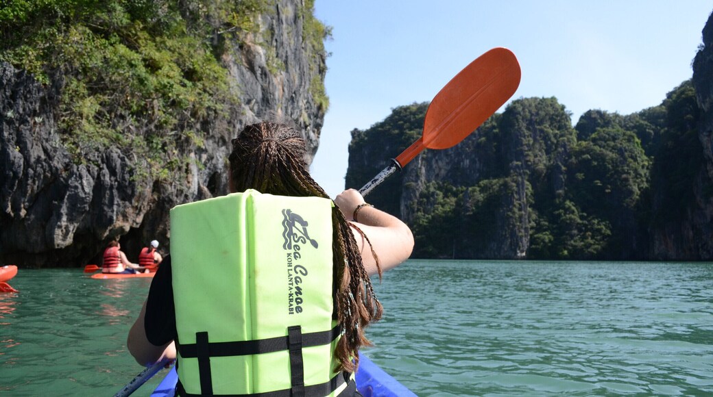 During our trip to Koh Lanta, we decided to take a kayaking trip. Our long tail boat broke down in the mangrove forest and we were picked up by the next passing boat. We continued our trip with Sea Canoe, the company that very graciously pulled us out of the water. Ahead is Koh Talabeng which is full of caves. I highly recommend this kayaking/caving tour package. #outside #kayak #boat #aquatrove