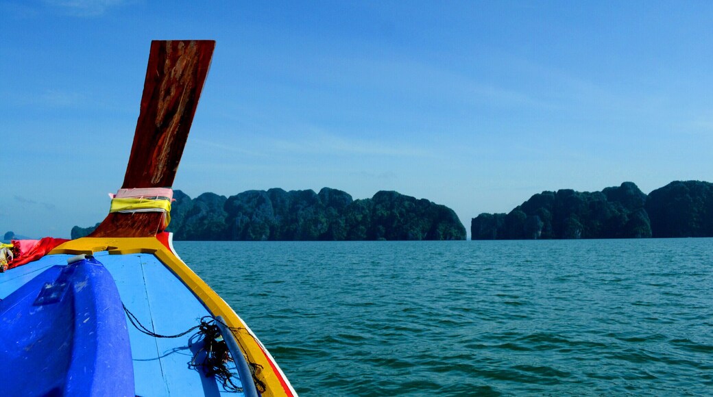 During our trip to Koh Lanta, we decided to take a kayaking trip. Our long tail boat broke down in the mangrove forest and we were picked up by the next passing boat. We continued our trip with Sea Canoe, the company that very graciously pulled us out of the water. Ahead is Koh Talabeng which is full of caves. I highly recommend this kayaking/caving tour package.
#outside #kayak #boat