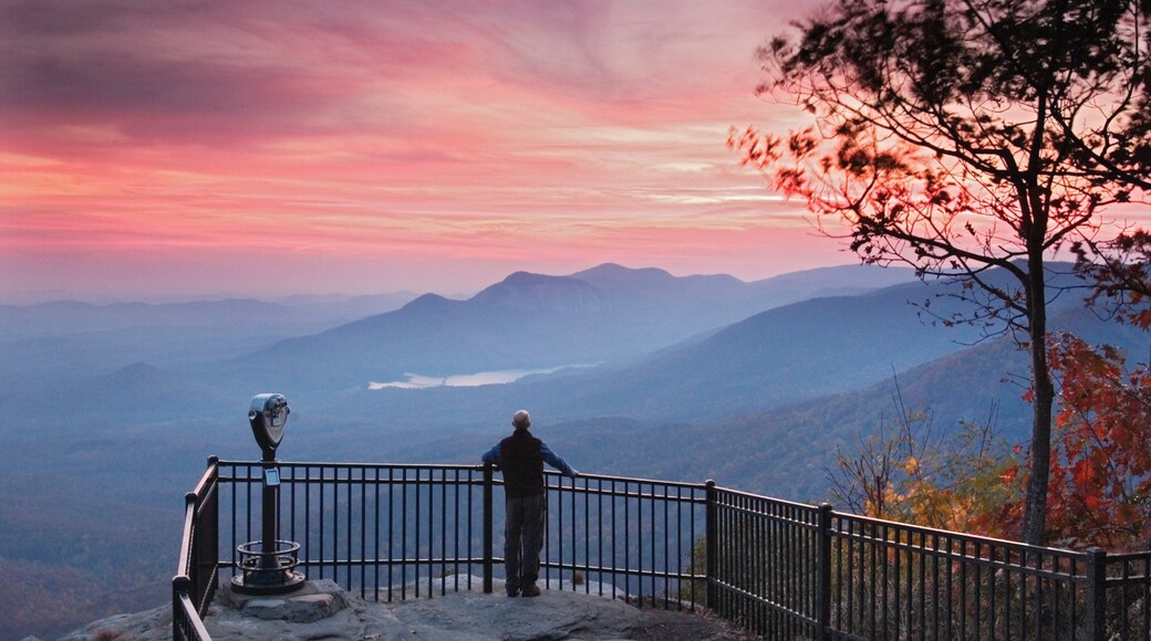 Greenville-Spartanburg fasiliteter samt fjell, rolig landskap og solnedgang