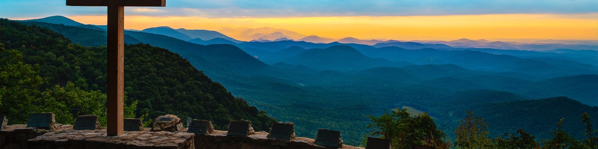 Greenville/Spartanburg Stadtregion das einen Sonnenuntergang, religiöse Elemente und Landschaften