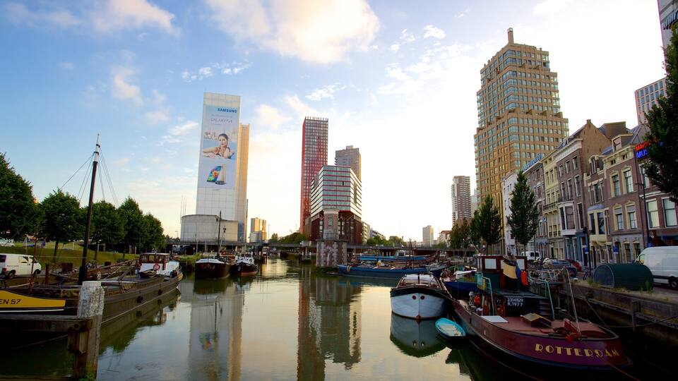 En kanal med både, et stort Samsung-reklameskilt og moderne bygninger.
