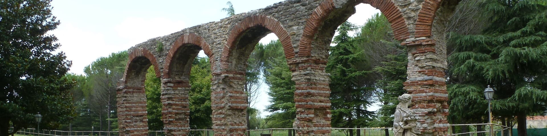 L'acquedotto romano di Caldaccoli visto dal giardino privato dove Ăš situato.