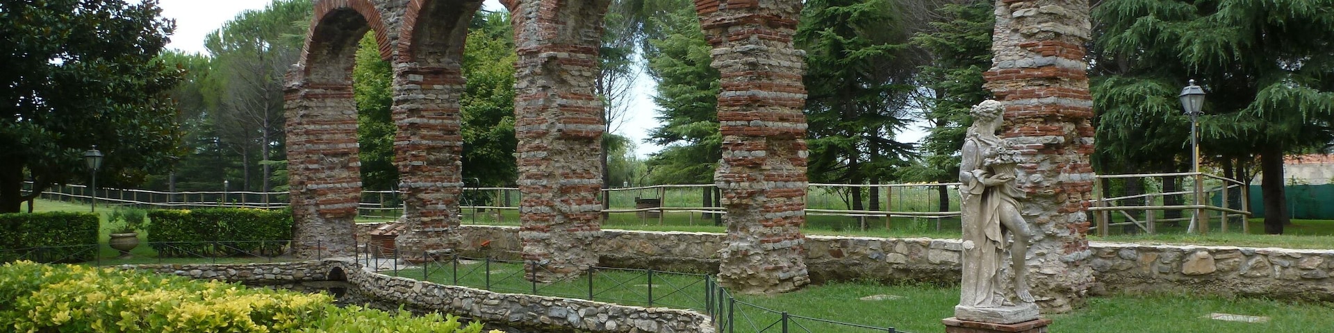 L'acquedotto romano di Caldaccoli visto dal giardino privato dove è situato.