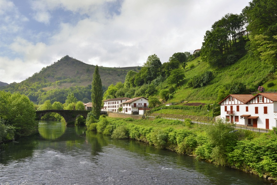 La Nive qui nait Saint Jean Pied de Port est la principale rivire du Pays Basque. Elle traverse ic Bidarray, petit village qui s'tand jusqu'au sommet d'une colline dans les Pyrnes Atlantiques en rgio