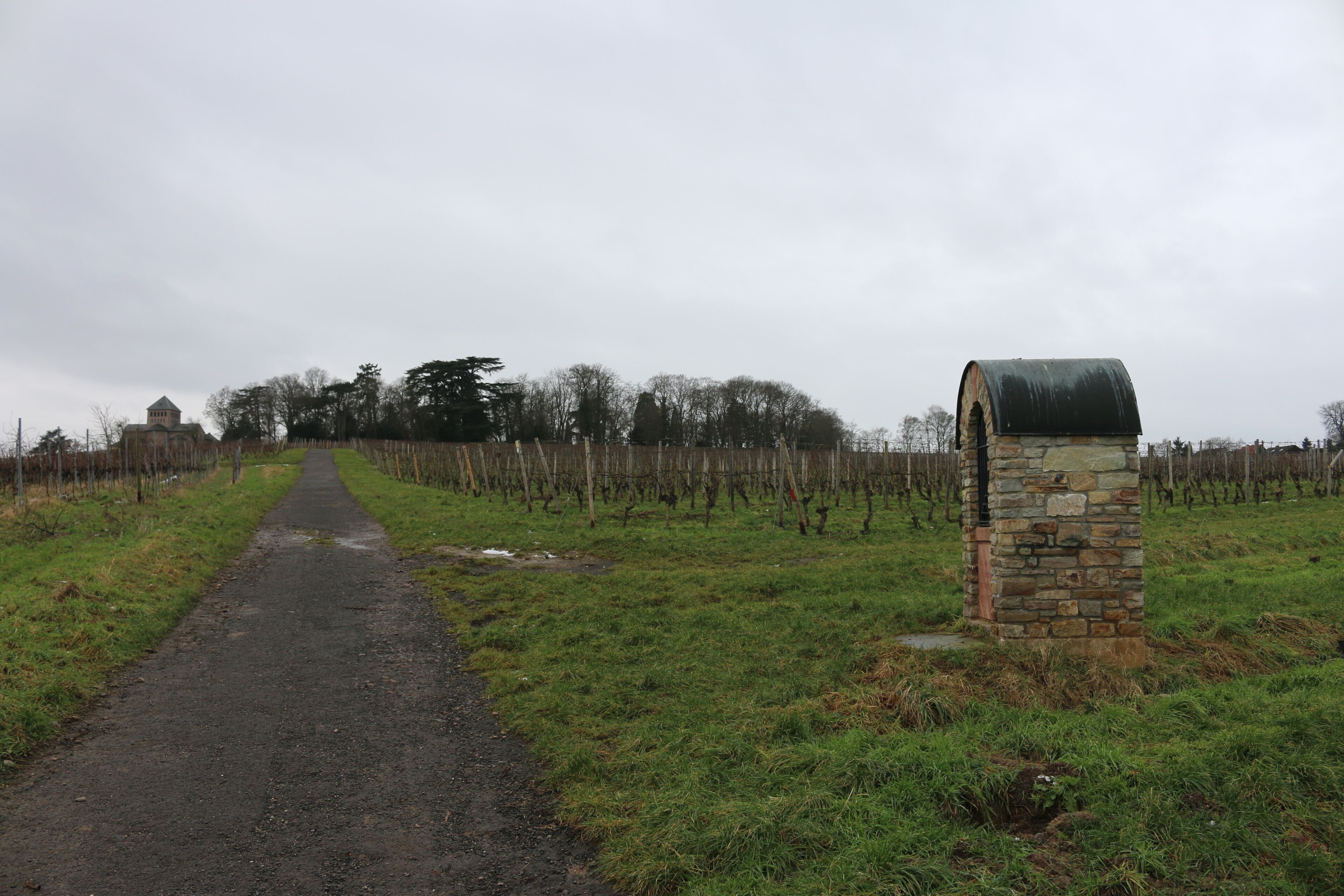 Johannisberg, Rheingau: Marienbildstock, östlich von Schloss Johannisberg, errichtet 1989
