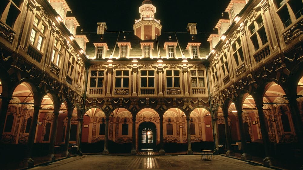 Lille mettant en vedette scènes de nuit, château ou palais et patrimoine architectural