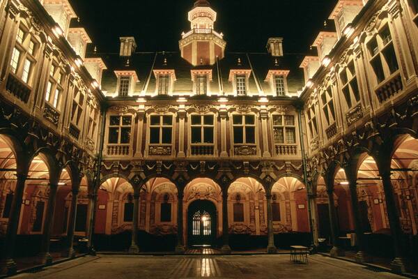 Lille mettant en vedette scĂšnes de nuit, chĂąteau ou palais et patrimoine architectural
