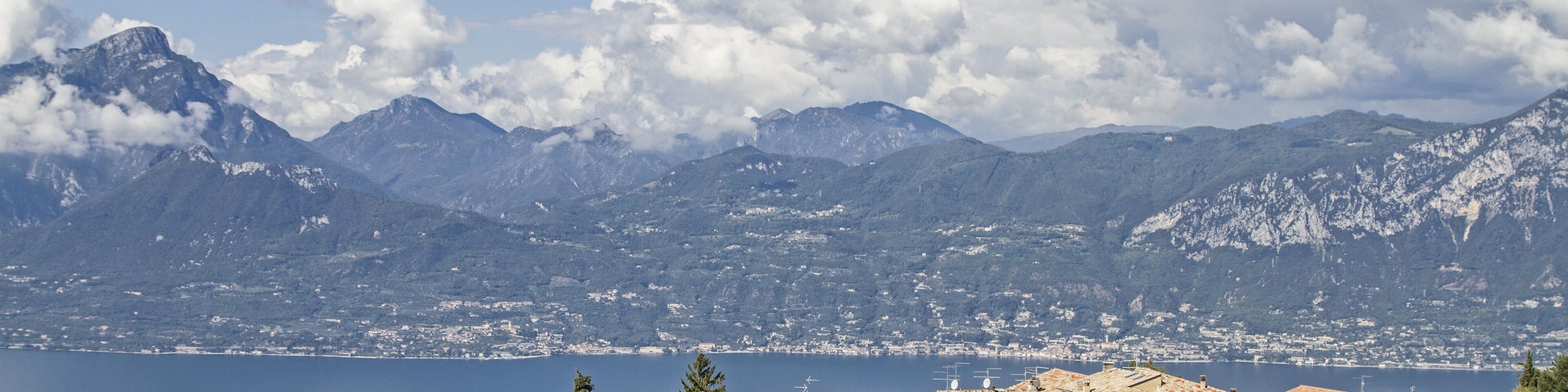 Häusergruppe in San Zeno di Montagna, einem beliebten Luftkurort 500 Meter über dem Gardasee gelegen