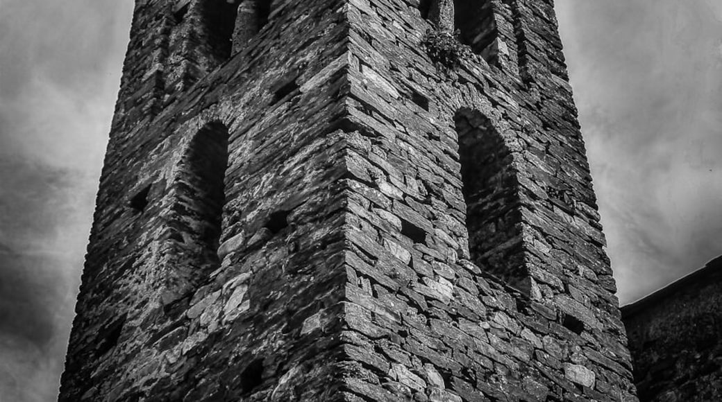 Sant Joan de Caselles is a small Romanesque church built in the 11-12th century and is located on the old road from Canillo towards France in the country of Andorra. Because of its beauty, it is considered one of the most popular examples of religious Romanesque architecture and is registered in the Cultural Heritage of Andorra.
On the north side you can see the most characteristic element of the temple, its bell tower. http://bit.ly/1HW0RLy