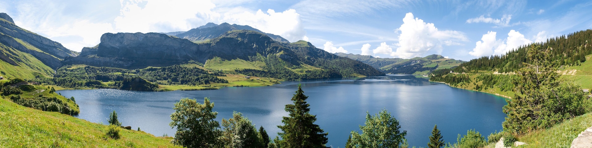 Un lago rodeado de montañas y vegetación exuberante.