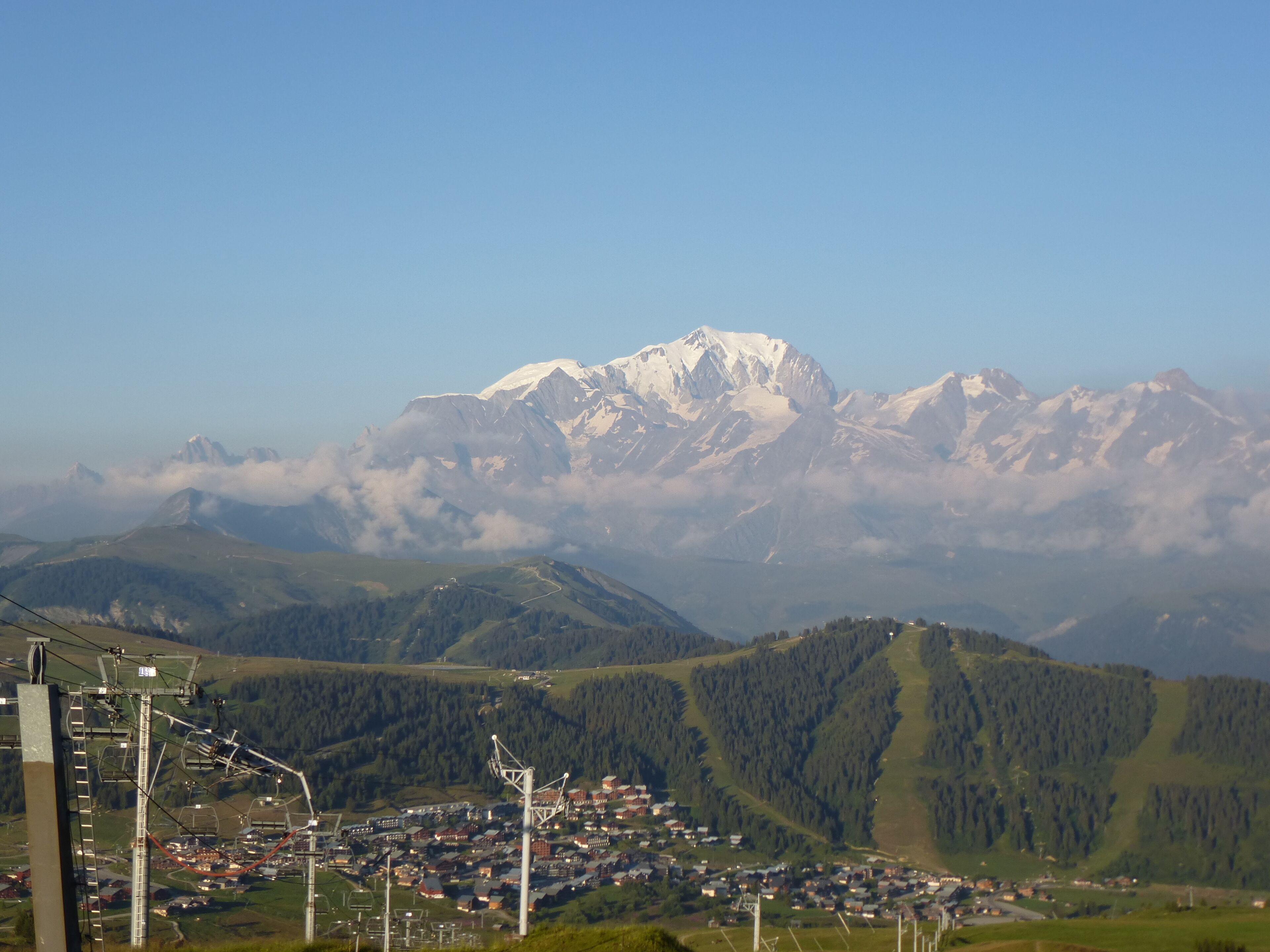 les saisies et le massif du mont blanc depuis le mont bisanne