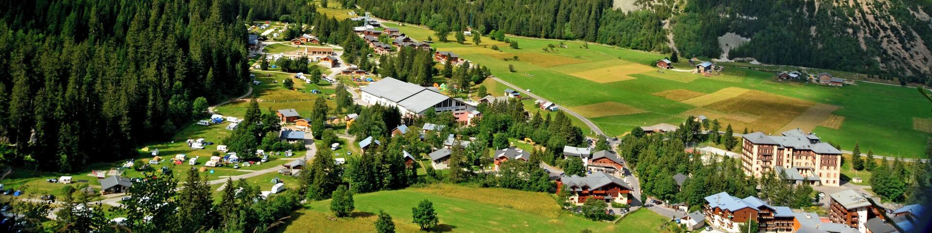 Belvédère sur le village savoyard de Pralognan-la-Vanoise au confluent de 2 vallées glaciaires (1400 m). Aperçu sur la vallée de Chavière.